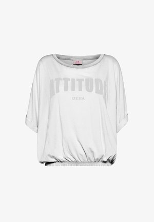 Bílý krátký top s kulatým výstřihem. Má nařasený lem a nápis "ATTITUDE" tučně šedým potiskem přes přední část.