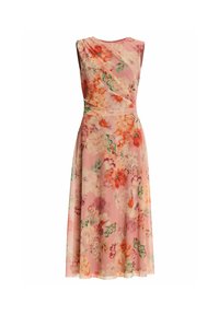 Ärmelloses pinkfarbenes Midikleid mit einem orange-, grün- und cremefarbenen Blumenmuster und tailliertem Schnitt auf einfachem Hintergrund.