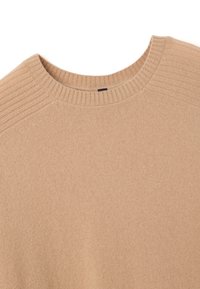 Maglione di colore beige a maglia con collo a girocollo a coste e maniche raglan, caratterizzato da una texture liscia e dettagli di cucitura sottili.