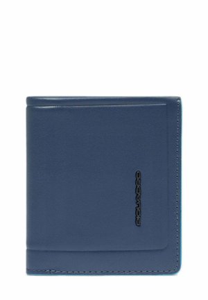Cartera bifold de cuero azul con costuras mínimas y logo vertical negro en la esquina inferior derecha.