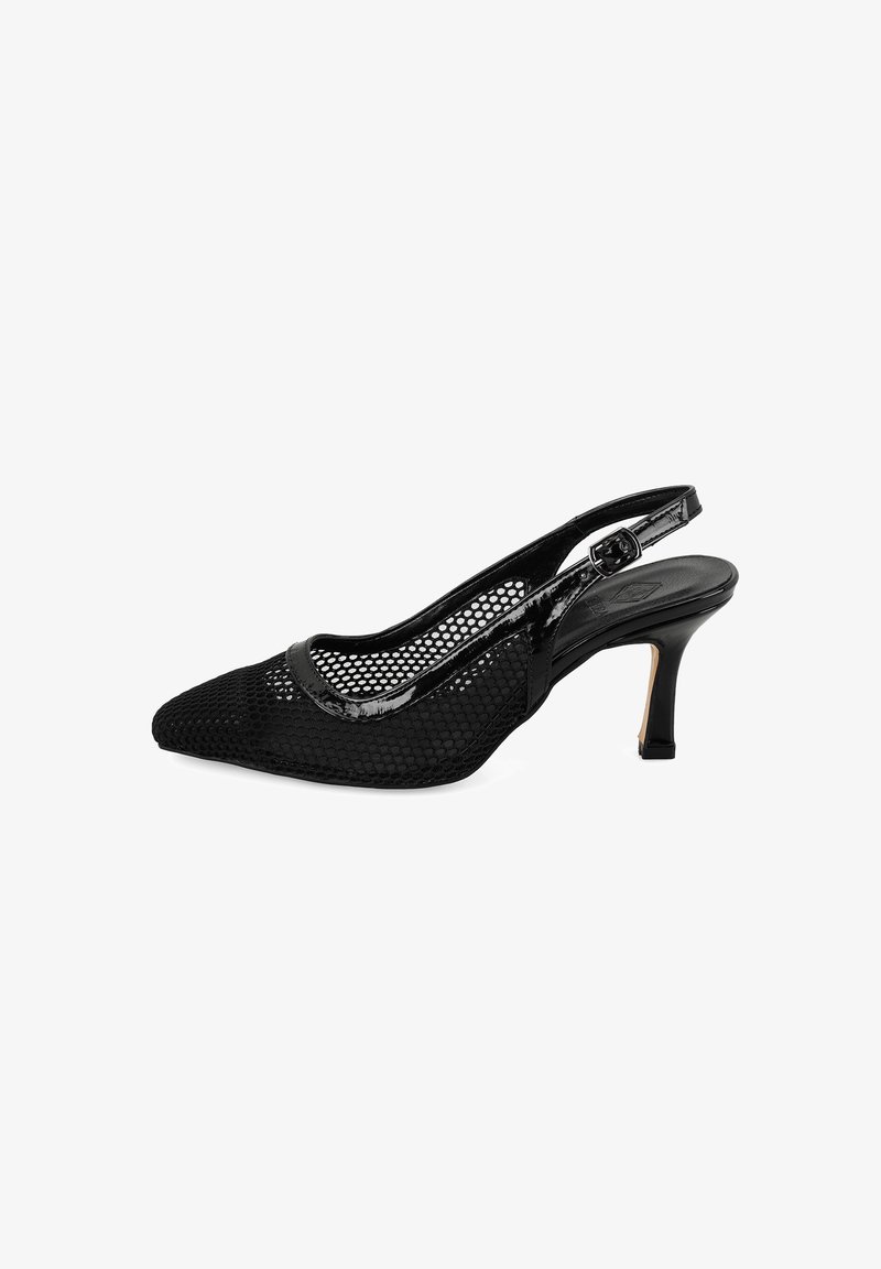 Chaussure noire à bride arrière avec un bout pointu, dessus en maille texturée, accents en vernis brillant et un talon élancé. Dotée d'une fermeture à boucle.