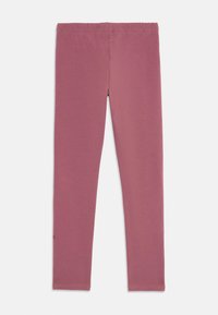Rosa Leggings aus weicher, dehnbarer Baumwolle. Sie zeichnen sich durch ein enganliegendes Design mit einem elastischen Bund aus. Glatte Textur, keine sichtbaren Muster oder Akzente.