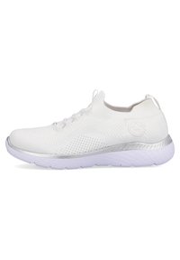 Chaussure de sport blanche avec une tige en tricot respirant, des accents argentés, une semelle intermédiaire texturée et une semelle en caoutchouc flexible ; design à lacets.