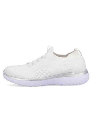 Chaussure de sport blanche avec une tige en tricot respirant, des accents argentés, une semelle intermédiaire texturée et une semelle en caoutchouc flexible ; design à lacets.