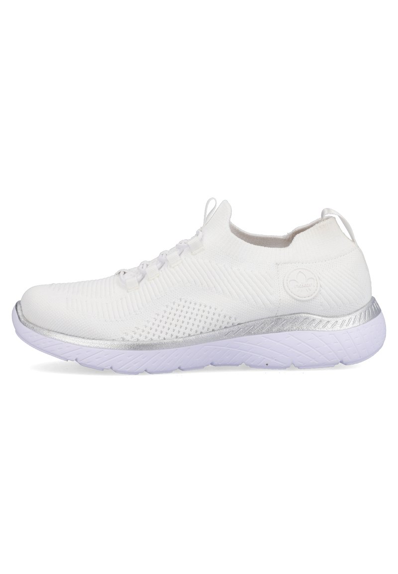 Chaussure de sport blanche avec une tige en tricot respirant, des accents argentés, une semelle intermédiaire texturée et une semelle en caoutchouc flexible ; design à lacets.