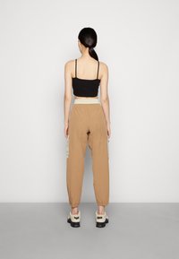 Nike Sportswear PANT - Cargo trousers - driftwood/rattan/safety orange