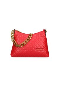 Borsa a tracolla in pelle sintetica rossa trapuntata con catena dorata e chiusura con zip. Presenta un'etichetta di marca prominente sul davanti.