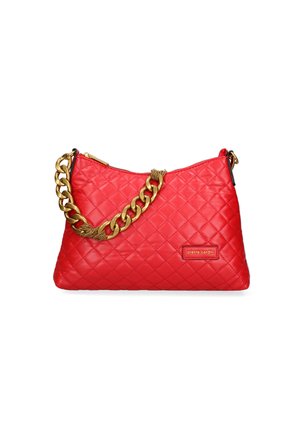 Sac à main en cuir matelassé rouge avec une bandoulière en chaîne dorée et fermeture éclair. Présente une étiquette de marque bien en vue à l'avant.