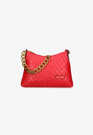 Borsa a tracolla in pelle sintetica rossa trapuntata con catena dorata e chiusura con zip. Presenta un'etichetta di marca prominente sul davanti.