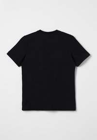 Czarny t-shirt krótki rękaw, wykonany z bawełny. Gładki kolor z klasycznym okrągłym dekoltem i standardowym krojem. Brak widocznych logo lub wzorów.