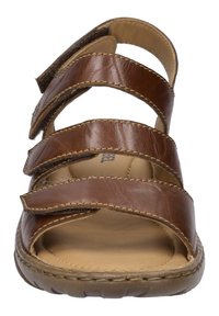 Bruine leren sandaal met drie verstelbare banden, platte zool en gevoerde binnenzool. Heeft zichtbare stiksels en een getextureerd ontwerp.