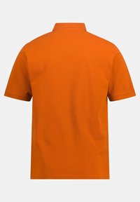 Lyhythihainen polo-paita kirkkaan oranssista puuvillasta, jossa on klassinen kaulus ja tasainen, sileä pinta. Ei näkyviä kuvioita tai korostuksia.