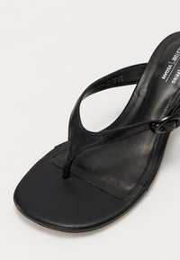 Call it Spring LOLLAA - Sandale s remenom u obliku slova T - black