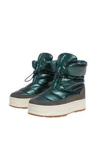 Botine puffer verzi au un exterior lucios, accente din suede gri și o talpă groasă din cauciuc alb. Designul include un sistem de închidere cu șireturi și branding.