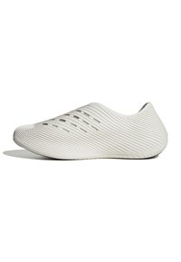 Biały wsuwany but o fakturze żeberkowanej i otworach wentylacyjnych, przeznaczony do codziennego noszenia, pokazany z profilu na białym tle.