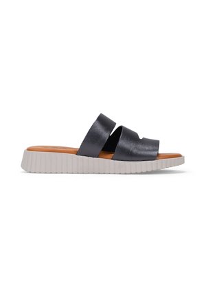 Sandalia deslizante negra y mate con dos correas anchas. Presenta una suela blanca flexible y estriada, y una plantilla marrón. Diseño minimalista y construcción ligera.