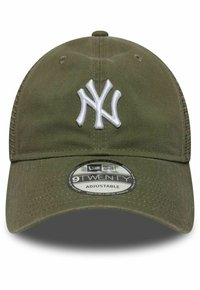 Verstellbare olivgrüne Baseballmütze aus Baumwolle mit gebogenem Schirm, ausgestattet mit einem weißen gestickten "NY"-Logo und einem runden Markenetikett.