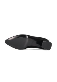 Zwarte suède hoge hak schoen met een spitse neus en een stijlvolle, gladde zool. De hak is stevig met een getextureerde rubberen basis voor grip.