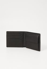 Cartera de cuero negra con una superficie texturizada, que cuenta con múltiples compartimentos para tarjetas, un bolsillo para monedas y un diseño plegable en dos partes.