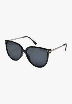 Ochelari de soare negri în formă de ochi de pisică, cu lentile închise la culoare, având accente din metal elegant și un cadru din plastic lucios. Designul unghiular subliniază forma îndrăzneață.