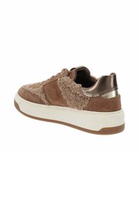 Brauner Sneaker aus Wildleder und Schaffell, mit weißer Gummisohle, metallischen Akzenten und runder Zehenform.