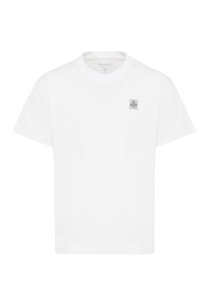 T-shirt bianca a maniche corte in cotone con collo rotondo. Presenta un piccolo patch logo quadrato sulla parte superiore sinistra del petto.