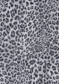 Tissu à motifs léopard dans des nuances de gris et de noir, présentant divers spots et motifs sur un fond gris clair. Texture douce, semblable à de la polaire.