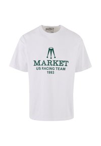 Hvit bomull t-skjorte med grønn skjermtrykt tekst: "MARKET US RACING TEAM 1993" og et grafikk av to vertikale linjer med prikker.