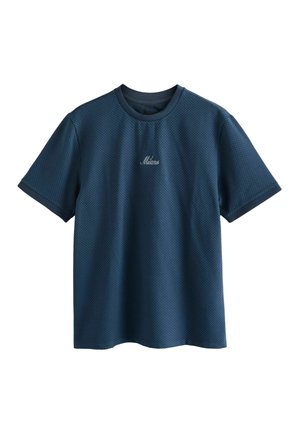 Mørkeblå kortærmet t-shirt med et struktureret mønster og en rund halsudskæring. Har et lille hvidt logo i midten.