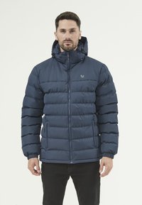 Marinblå pufferjacka med huva, med quiltad textur, framzipper och elastiska manschetter. Litet logotyp på bröstet.