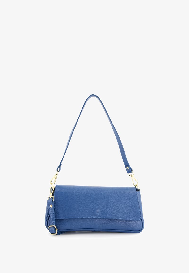 Niebieska skórzana torebka o gładkiej fakturze, prostokątnym kształcie, regulowanym pasku i złotych akcentach metalowych.