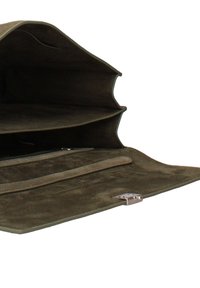 Clutch in camoscio verde oliva con tre scomparti, tasca con cerniera e chiusura magnetica. Texture liscia e design minimalista.