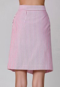 Jupe en coton légère avec des rayures verticales roses et blanches, présentant une taille haute, des poches latérales et un ourlet légèrement évasé.