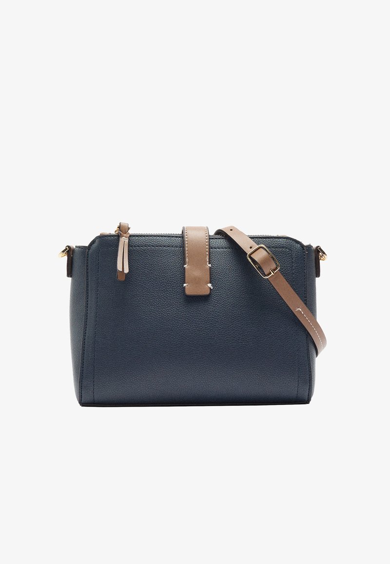 Granatowa skórzana torebka na ramię o strukturalnym kształcie, z brązowymi akcentami, zamknięciem na zamek i regulowanym paskiem. Posiada złote detale wykończenia.