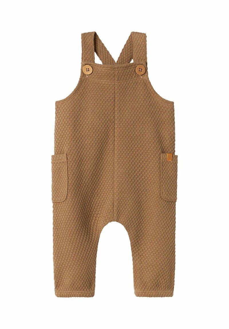Salopette per bambini marrone con texture, dotata di due bottoni in legno sulle bretelle e tasche su ciascun lato, distesa su uno sfondo bianco.
