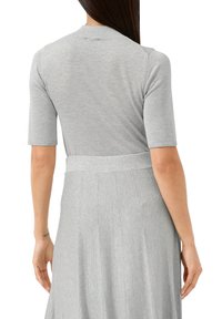 Graues Kleid mit kurzen Ärmeln, strukturiertem Stoff mit dezentem Schimmer, tailliertem Schnitt und fließendem Rock. Klare Linien und schlichtes Design.