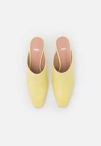BOSS CHARLOTTE SABOT - Mules de salto - medium yellow