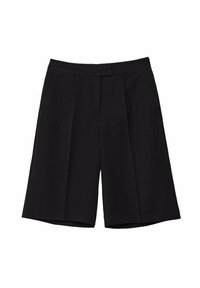 Pantalones cortos negros ajustados hechos de una tela con una textura suave. Presentan pliegues en la parte delantera, bolsillos laterales y un corte de pierna amplia.