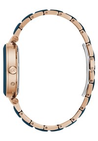 Orologio in oro rosa con cinturino in gomma blu, vista laterale che mostra una cassa rotonda e accenti metallici, dotato di corona e pulsanti integrati.