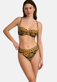 Ensemble de bikini avec un fond noir orné de motifs floraux dorés. Le haut a un design structuré avec des bretelles réglables, et le bas présente une taille haute.