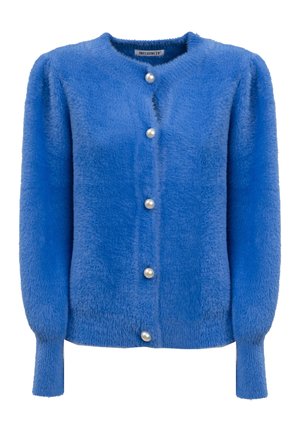 Blauwe fuzzy cardigan met lange mouwen en grote parelknoopjes aan de voorkant, gelabeld met "INFLUENCER" aan de binnenkant van de kraag.