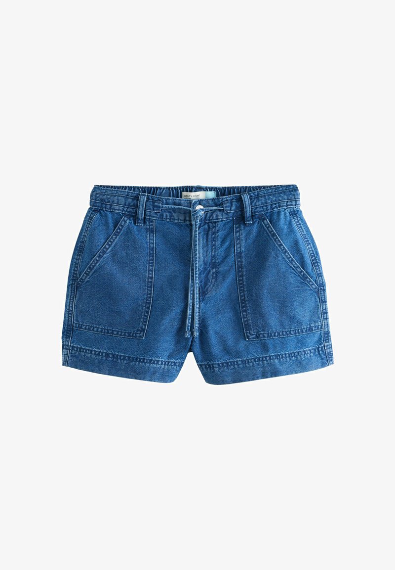 Farmerkék munkanadrág rövidnadrág, rugalmas derékpánttal, elöl gombos és zsinóros lezárással, nagy elülső zsebekkel és varrott szegély részletekkel.