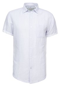 Camicia azzurra a maniche corte con bottoni realizzata in lino, dotata di una tasca sul petto e una consistenza morbida. I bottoni sono bianchi e equidistanti.