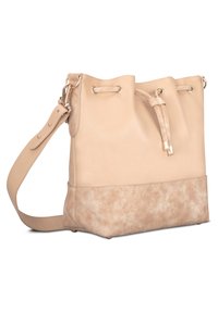 Fény bézs bőr vödör táska textúrázott alappal, állítható pánttal, húzózárral és arany tónusú kiegészítőkkel.