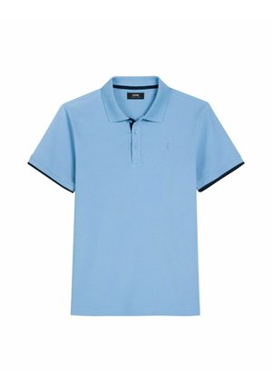 Jasnoniebieska koszulka polo z krótkim rękawem, kołnierzykiem, trzema guzikami i ciemnym obszyciem na krawędziach rękawów na białym tle.