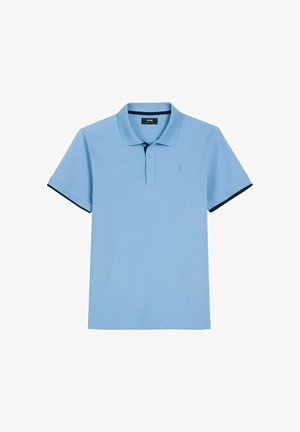 Jasnoniebieska koszulka polo z krótkim rękawem, kołnierzykiem, trzema guzikami i ciemnym obszyciem na krawędziach rękawów na białym tle.