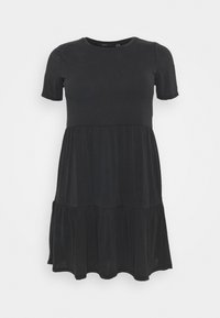 Robe noire à manches courtes en tissu doux, avec un haut ajusté et un ourlet à volants superposés, créant une silhouette fluide.