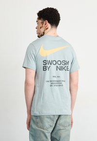 Nike Sportswear TEE - Apdrukāts T-krekls - light pumice