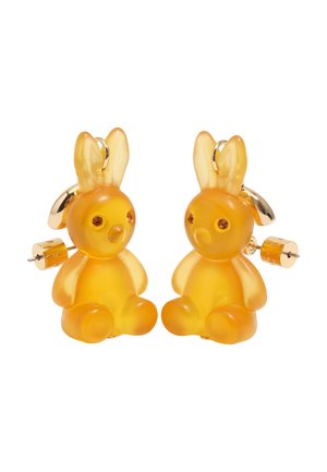 Par de pendientes de botón translúcidos en forma de conejito color ámbar con respaldos de metal de tono dorado y ojos de piedra preciosa naranja.