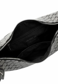 Harmaa kuviollinen vetoketjullinen laukku mustalla sisäpuolella. Sisältää sileän ulkopinnan ja pienen sisätaskun. Kestävä materiaali metallivetoketjulla.